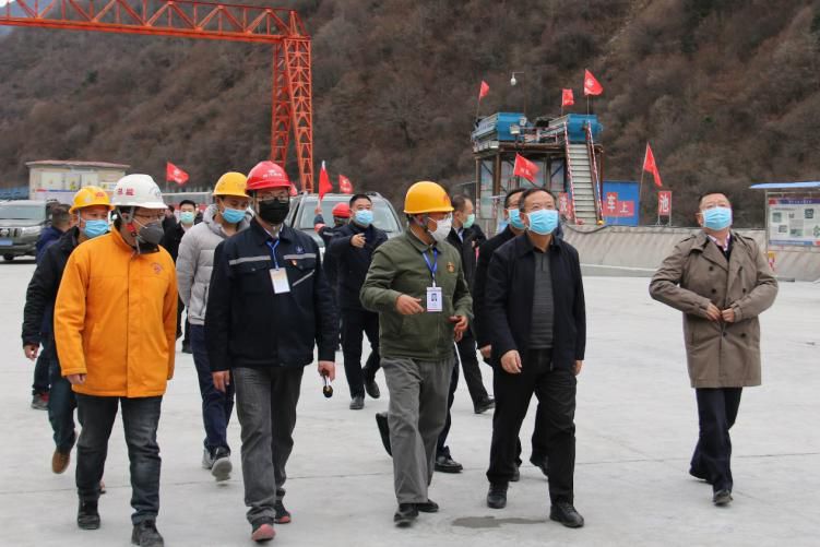 四川省副省長(zhǎng)、黨組成員楊洪波在九綿高速LJ9項(xiàng)目調(diào)研疫情防控和復(fù)工復(fù)產(chǎn)情況