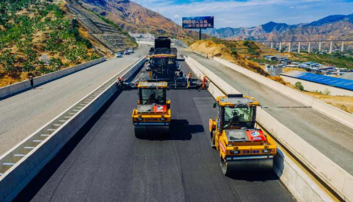 全球首次！無人駕駛壓路機成群結(jié)隊“上路”！