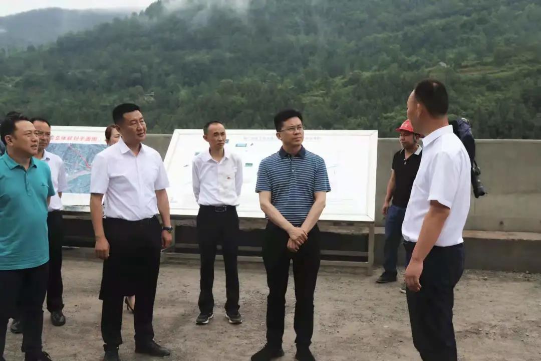 四川省交通運輸廳領(lǐng)導(dǎo)張勇、王茂奎到鎮(zhèn)廣高速王通段A1合同段調(diào)研指導(dǎo)工作