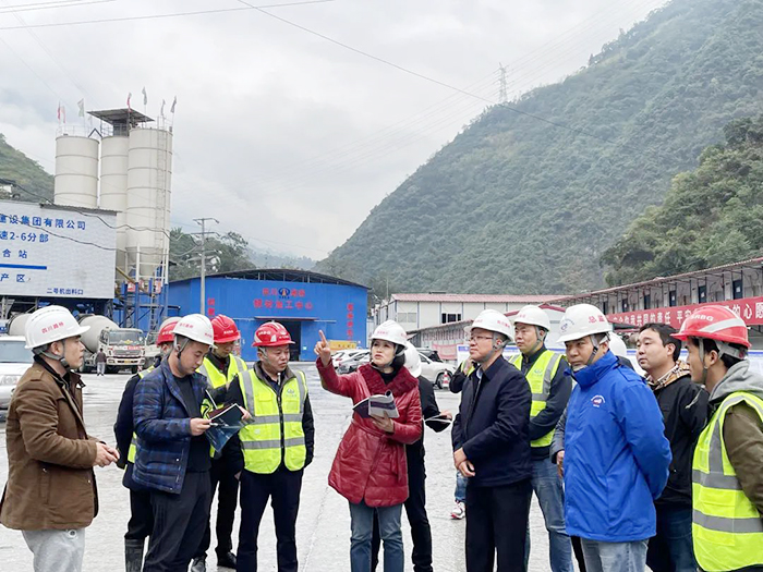 四川省交通宣傳中心主任、中國交通報(bào)駐四川記者站站長吳丹到大峽谷隧道調(diào)研