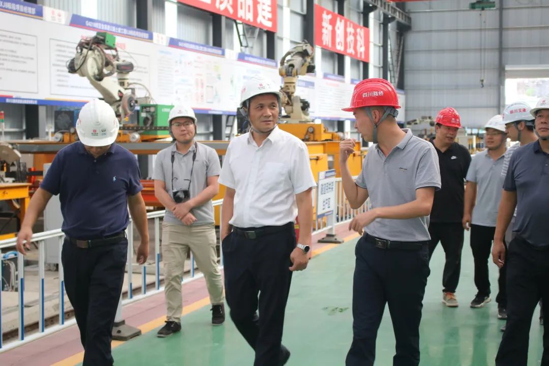 四川路橋黨委委員、紀(jì)委書記朱年紅到宜金高速XJ8標(biāo)檢查指導(dǎo)工作