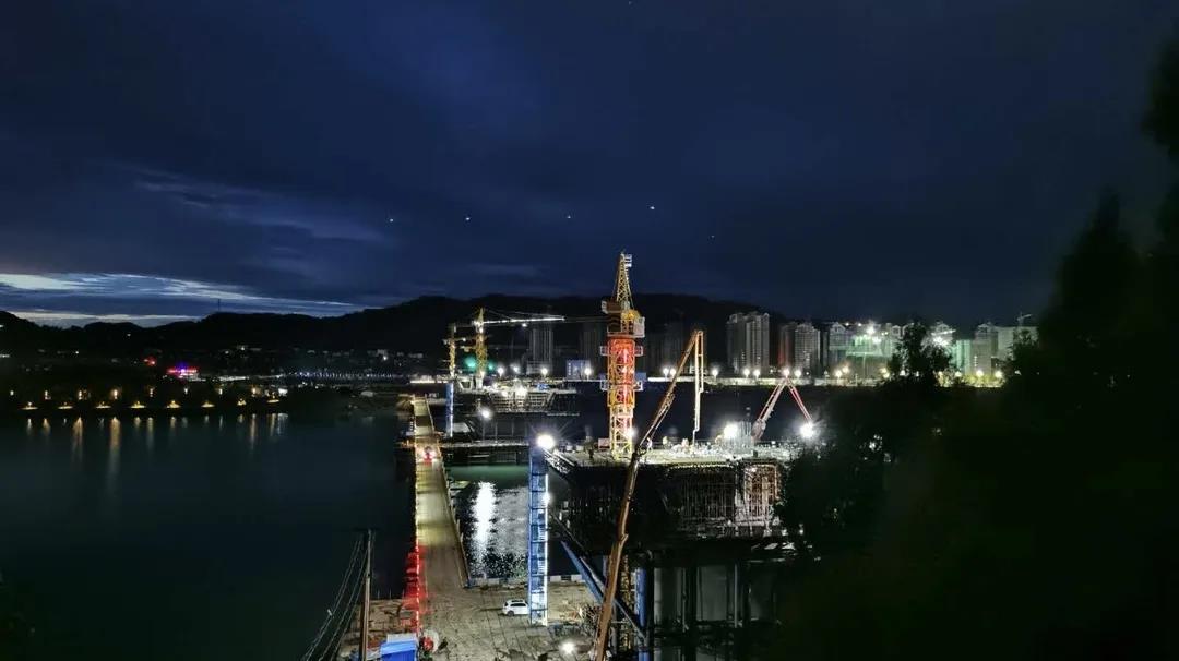 南部嘉陵江三橋主橋1#墩最后一個41米超寬超大角度斜腹板0#塊成功完成澆筑！