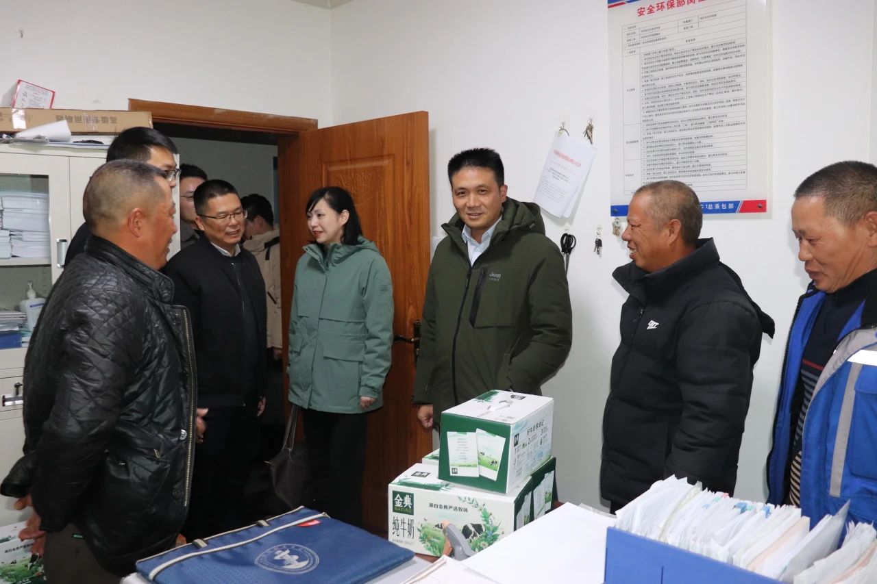 四川路橋黨委委員、董事、工會(huì)主席朱年紅赴川交公司項(xiàng)目一線開(kāi)展“冬送溫暖”慰問(wèn)活動(dòng)