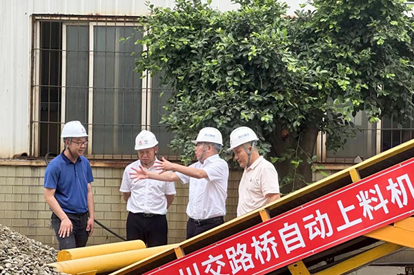 川交公司黨委書記、董事長杜江林到S11線拌合站自動上料系統(tǒng)疲勞實(shí)驗(yàn)現(xiàn)場指導(dǎo)工作