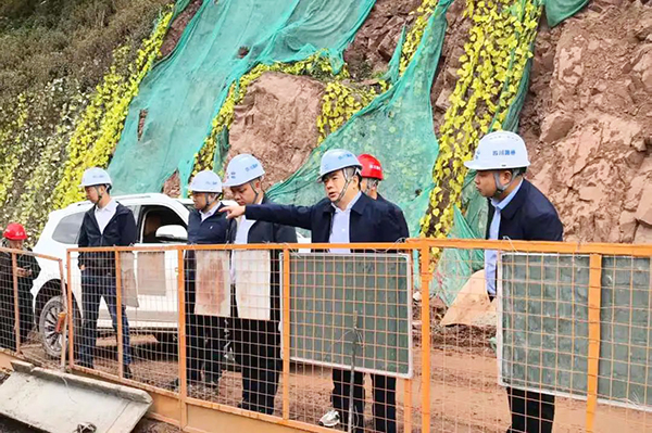 川交公司黨委書記、董事長杜江林一行深入西寧高速公路項(xiàng)目、會(huì)祿高速項(xiàng)目開展“五一”節(jié)前安全專項(xiàng)檢查